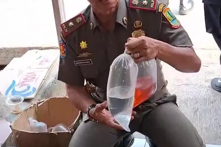 Dalam razia gabungan yang dilakukan Satpol PP, gagalkan peredaran ribuan botol miras ilegal hingga ciu di Kabupaten Karawang (Samsudin)