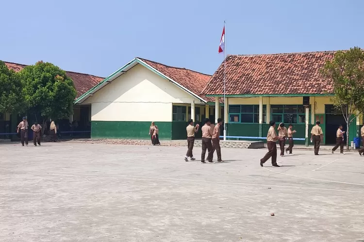 Gegara luas lapangan sekolah yang terbatas, sebagian siswa SMPN 1 Jatisari Karawang justru nggak bisa ikuti upacara bendera tiap Senin (Herman)