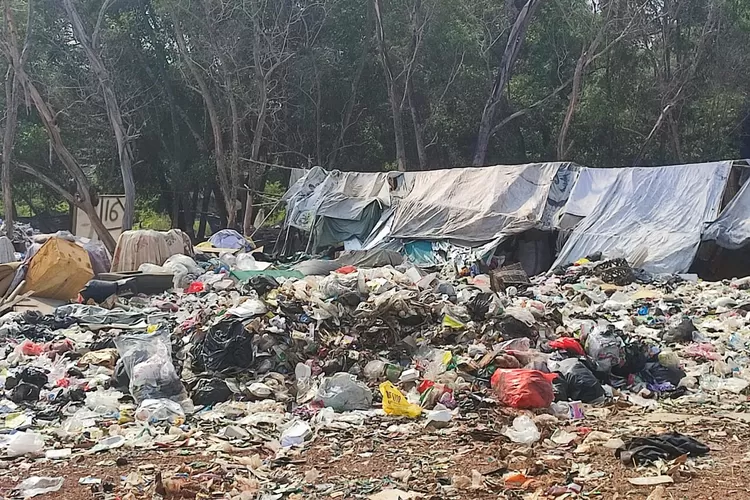 Sampah berserakan di Tempat Pembuangan Sampah (TPS) liar di kawasan Kotabaru, Karawang yang diduga mendapat pembiaran dari DLHK (Herman)