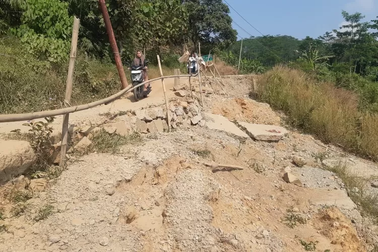 Kondisi jalan rusak menuju Kecamatan Sukasari Kabupaten Purwakarta. (Aik/Metropolitan)