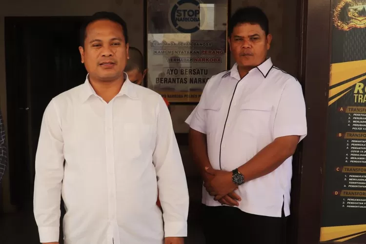 Kepala Satres Narkoba Polres Purwakarta, AKP Yudi Wahyudi didampingi KBO Satres Narkoba, IPTU Jonson Sirait, saat diwawancarai awak media di Mapolres Purwakarta, Senin 29 Juli 2024. (Aik/Metropolitan)