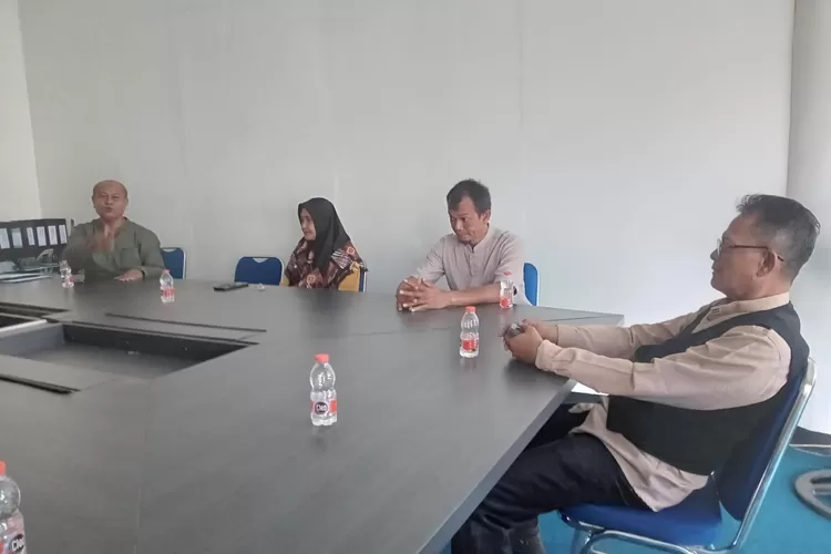 Ketua PCM Cikampek, Komite dan Kepala SMK Muhammadiyah 1 Cikampek mengadakan rapat tentang keluhan parkir siswa (Samsudin)