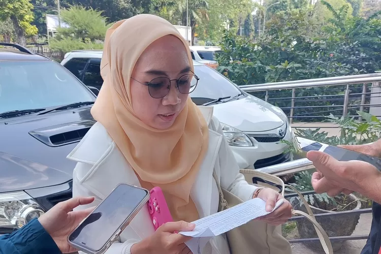 Pengacara Sembilan Bintang, Nia Juniawati Sukarsono mewakili warga Cijeruk melayangkan somasi ke Dinas PUPR Kabupaten Bogor, Senin, 29 Juli 2024. (Devina)