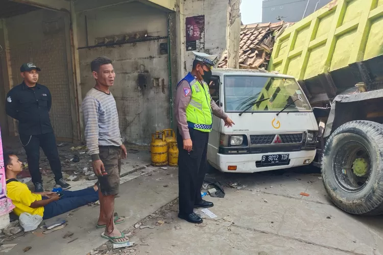 Polisi melakukan olah TKP kecelakaan di Cileungsi, Kabupaten Bogor, Senin, 29 Juli 2024. (Polres Bogor)
