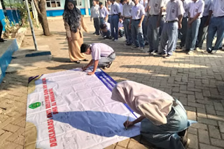 Deklarasi Anti Bullying, Tawuran Pelajar dan Judi Online di SMK Al-Munawar Kabupaten Karawang (Samsudin)