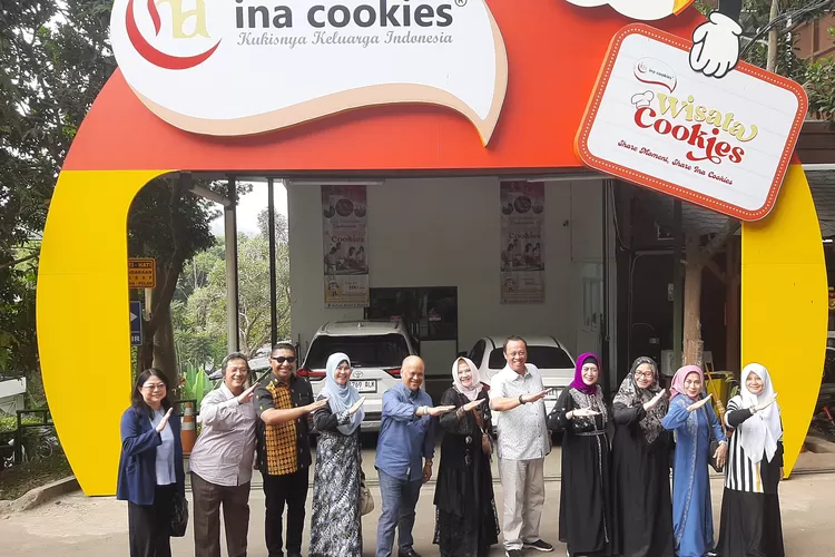 Bakal Calon Gubernur Ilham Akbar Habibie usai meninjau proses pembuatan kukis Inacookies di kawasan Bojong Koneng, Kecamatan Cimenyan, Kabupaten Bandung, Selasa, 30 Juli 2024. (Putra Wahyu Purnomo/Radar Bandung)