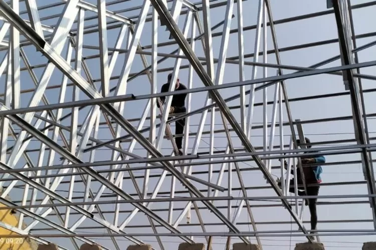 Waduh! Pemborong Pembangunan SMPN 2 Pedes Karawang Diduga Abaikan Keamanan Keselamatan Pekerja. (Samsudin)