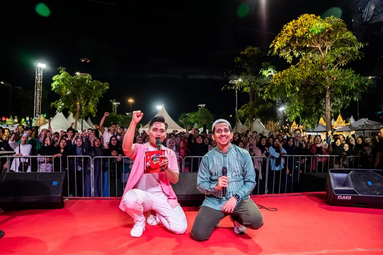 Habib Ja'far memeriahkan acara International Hijriah Food Festival yang diselenggarakan di Pamedan Mangkunegaran, Solo. 