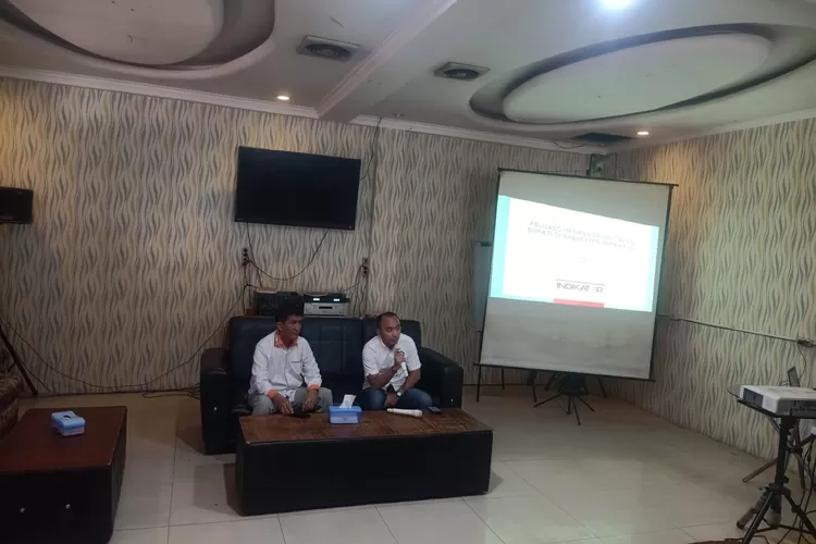 Ketua Nasdem Kabupaten Karawang Dian Farud Zaman (kanan) bersama&nbsp;Ketua PKS Kabupaten Karawang Bidiwanto saat memaprkan&nbsp;hasil survei&nbsp;Indikator. (Herman)