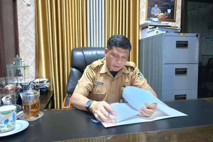 Sekretaris DPRD Purwakarta, Suhandi saat diwawancarai terkait persiapan pelantikan anggota DPRD hasil Pileg 2024 di ruang kerjanya, Selasa 30 Juli 2024 (Aik/Metropolitan)