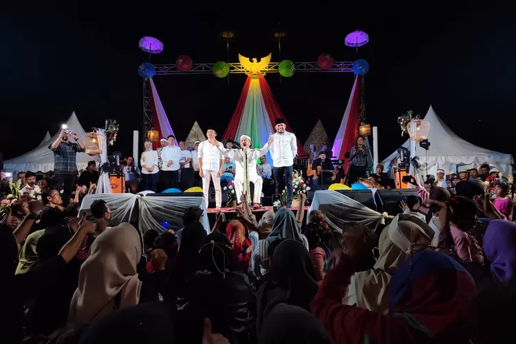 Kang Dedi Mulyadi (KDM) saat Deklarasikan Saepul Bahri Binzein (Om Zein) dan Abang Ijo Hapidin sebagai calon Bupati dan Wakil Bupati periode 2024-2029 dalam acara KDM Menyapa di Lapang Babakan Kecamatan Wanayasa, Jumat 19 Juli 2024 malam. (Aik/Metropolitan)