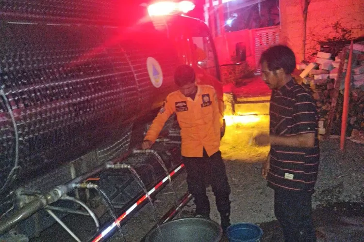 Petugas BPBD Kabupaten Bogor saat menyalurkan air bersih ke warga yang terdampak kekeringan. (BPBD Kabupaten Bogor)