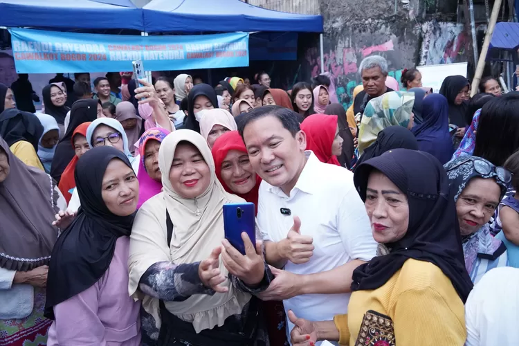 Bakal Calon Wali Kota Bogor, Dokter Rayendra foto bersama warga. 
