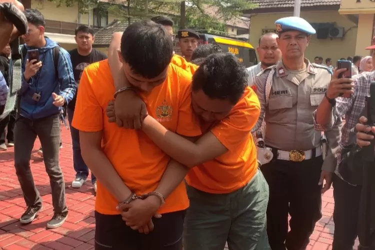 Pelaku ganjal ATM digiring pihak kepolisian masuk ke ruang tahanan. (Rifal/Metropolitan) 