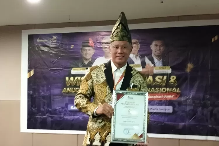 Kepala Sekolah Menengah Atas (SMA) Budi Mulia  Karawang Agus Purwanto berhasil mendapat penghargaan sebagai  writervator terbaik dalam acara tour aksara di negara yang digelar Forum Indonesia Menulis (FIM) (Herman)