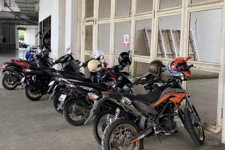 Ilustrasi parkir kendaraan bermotor. Pengelolaan parkir berbayar di SMK Muhammadiyah 1 Cikampek, Karawang menuai polemik. (Arifin)