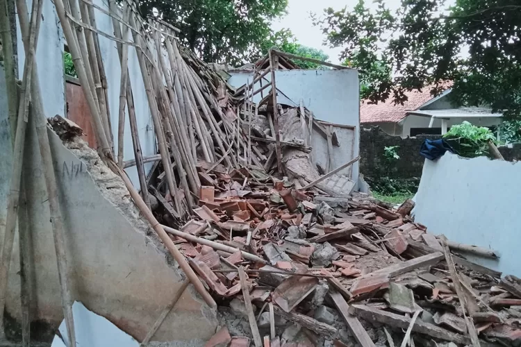 Kondisi musala di Desa Sukamakmur, Kecamatan Ciomas, Kabupaten Bogor yang ambruk dan menimpa seorang lansia. (Polres Bogor)
