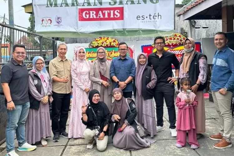 Grang opening Saung Syukur. Rumah makan ini menyediakan makan siang gratis bagi warga Bogor. 