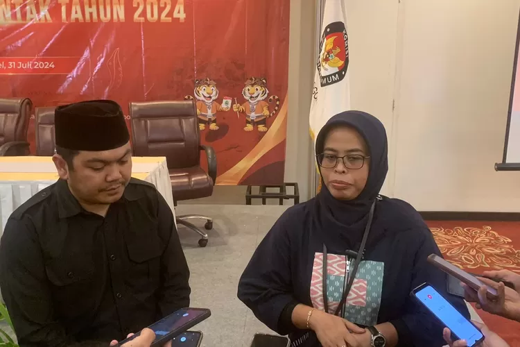 Ketua KPU Kota Bogor, M Habibi Zaenal Arifin bersama Ketua KPU Jabar, Ummi Wahyuni memberikan keterangan terkait tahapan Pilkada 2024. (Rifal/Metropolitan) 