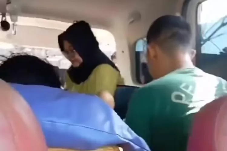 Tangkapan layar video detik-detik ibu hamil Melahirkan di dalam ambulans di Parungpanjang, Kabupaten Bogor. (Ist)