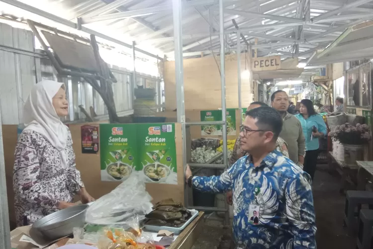 Mengecek kesiapan pasar hadapi cuaca ekstrem, Dirut Perumda Pasar Pakuan Jaya Jenal Abidin melakukan sidak ke unit-unit pasar di Kota Bogor (Perumda Pasar Pakuan Jaya)