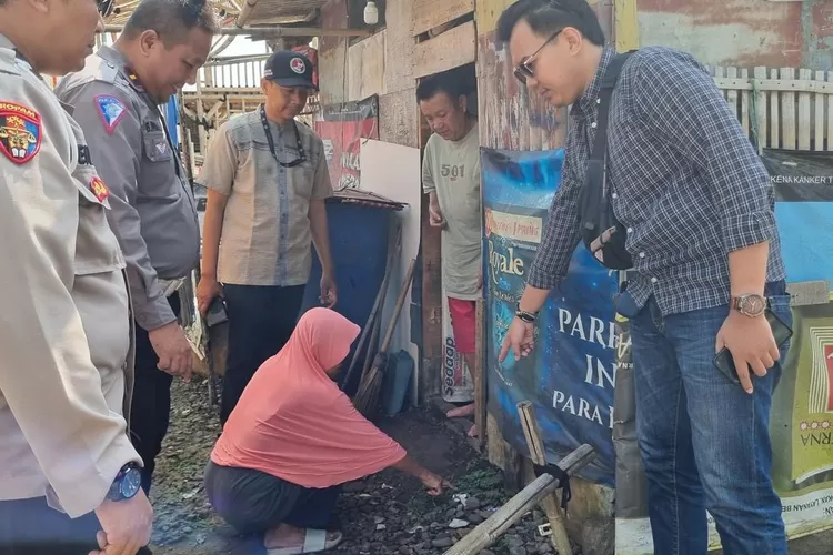 Warga menunjukan lokasi penemuan bayi di warung kopi di wilayah Putat Nutug, Ciseeng, Kabupaten Bogor. (Polres Bogor)