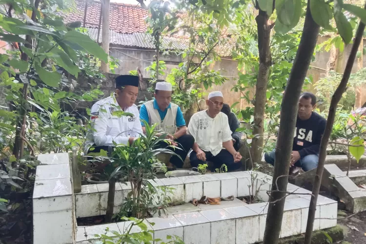 Kepala Desa Palasari, Aip Syaripudin saat berziarah ke makam Abah Mino bersama keturnannya di Cijeruk, Kabupaten Bogor. (Anto)