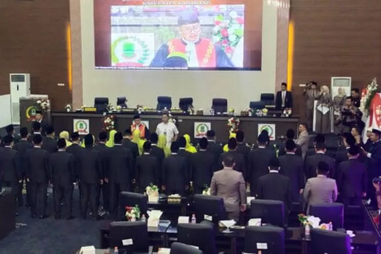 Sebanyak 50 anggota DPRD Kabupaten Karawang periode 2024-2029 dilantik. Setengah dari jumlah tersebut merupakan legislator pendatang baru (Herman)