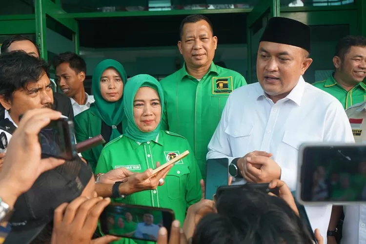 Bakal Colon Bupati Bogor Rudy Susmanto bersama Elly Yasin usai safari politik di DPC PPP Kebupaten Bogor, Senin, 5 Agustus 2024. (Arifin)