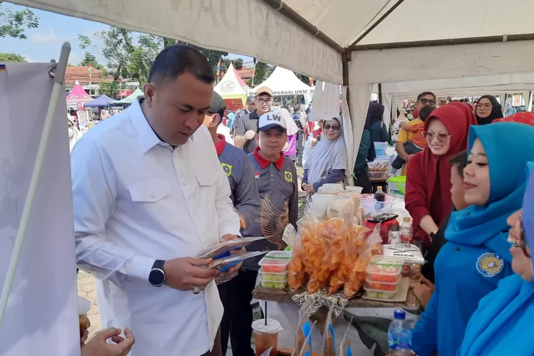 Ketua DPRD Kabupaten Bogor Rudy Susmanto saat mengujungi sejumlah tenan di bazar UMKM di Kecamatan Leuwiliang. (Foto: Dok Metropolitan.id)