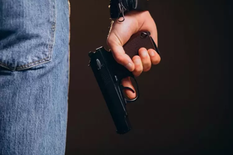 Ilustrasi penembakan. Polisi masih memburu satu pelaku penembakan di Klapanunggal, Kabupaten Bogor. (Freepik)