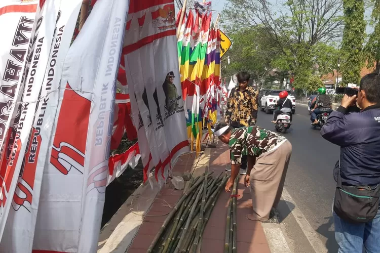 Pedagang bendera merah putih musiman di Kabupaten Purwakarta mulai ramai berjualan di trotoar jelang Hari Kemerdekaan RI ke 79 (Aik/Metropolitan)