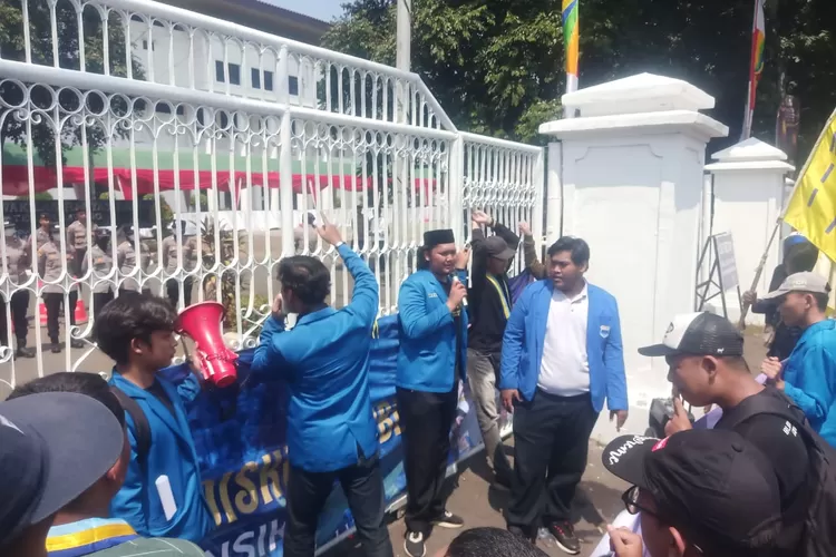 Pelantikan para anggota DPRD Kabupaten Karawang 2024-2029 diwarnai aksi demonstrasi mahasiswa PMII Kabupaten Karawang. (Herman)