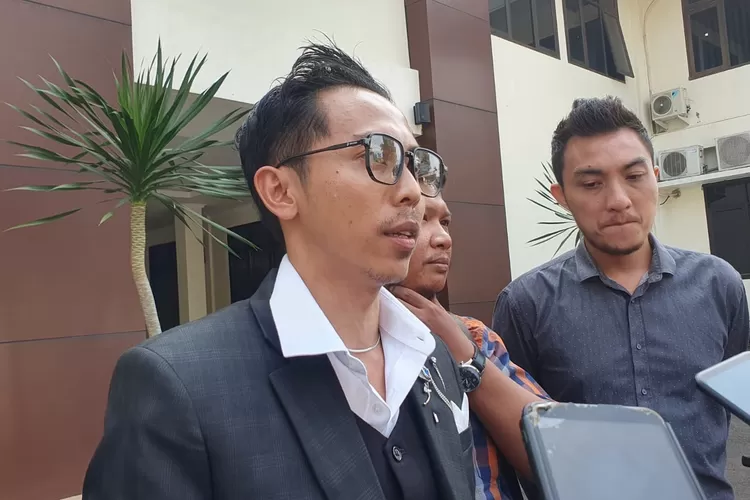 Kuasa Hukum konsumen perumahan Pandak Village, Anggi Triana Ismail usai mengikuti sidang mediasi di PN Cibinong, Selasa, 6 Agustus 2024. (Devina)