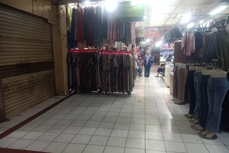 Akibat sepi pembeli dan turunnya daya beli masyarakat, para pedagang Pasar Cikampek Karawang pun banyak yang gulung tikar (Herman)