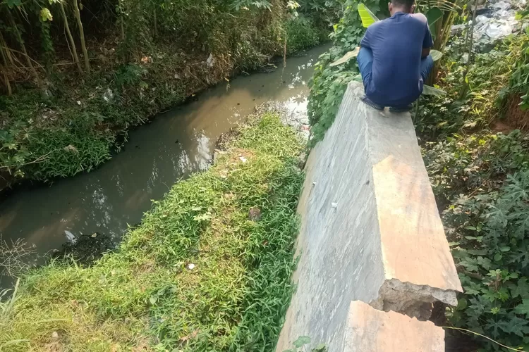 Baru setahun dibangun, turap saluran irigasi yang berlokasi di Perumahan Puri Anggrek, Kotabaru, Karawang sudah ambruk (Herman)