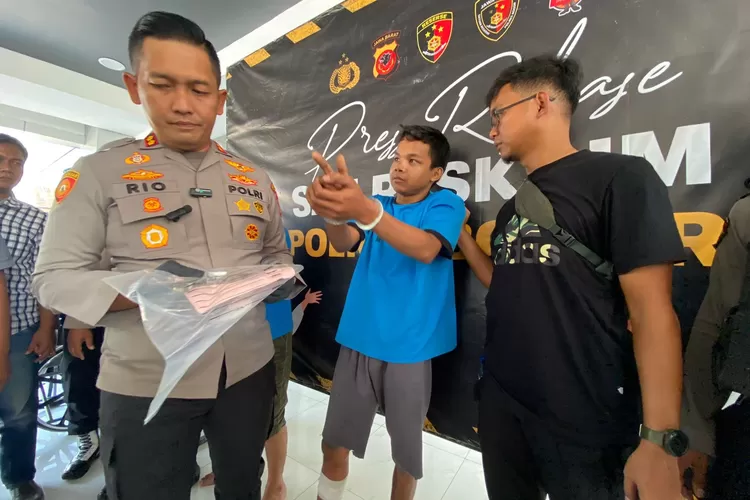 Polisi menghadirkan pelaku penembakan di Narogong, Kabupaten Bogor saat konferensi pers di Mako Polres Bogor, Selasa, 6 Agustus 2024. (Devina)