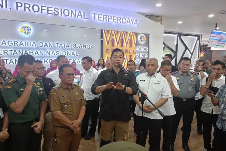 Menteri ATR/BPN RI Agus Harimurti Yudhoyono (AHY) menyerahkan 12 sertifikat tanah hasil program PTSL di Kota Bekasi (Adien)