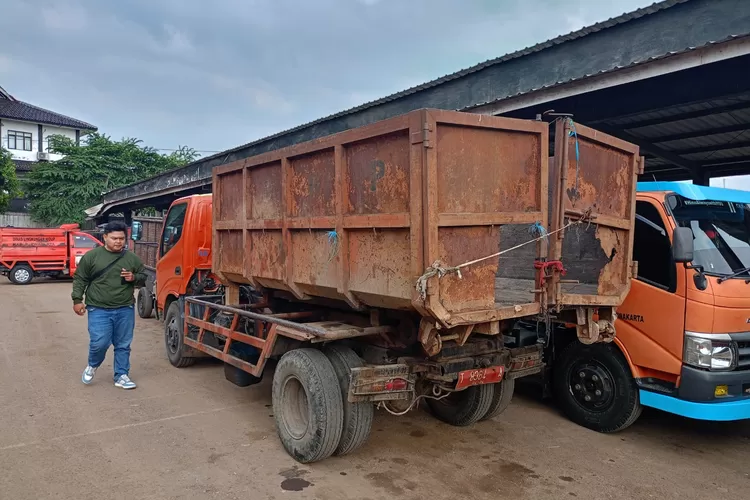 Puluhan armada pengangkut sampah milik Pemkab Purwakarta masih dioperasikan meski dalam kondisi tua dan tak layak pakai. (Aik/Metropolitan)