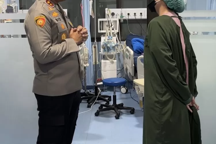 Kapolres Bogor AKBP Rio Wahyu Anggoro saat mengunjungi korban penembakan salah sasaran yang tengah menjalani perawatan intensif di RS Polri Kramat Jati, Jakarta, Senin, 5 Agustus 2024. (Polres Bogor)