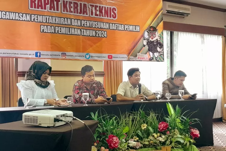 Komisioner Bawaslu Kabupaten Purwakarta saat mengikuti rapat kerja teknis penyusunan daftar pemilih di Plaza Hotel, Purwakarta, belum lama ini. (Aik/Metropolitan)