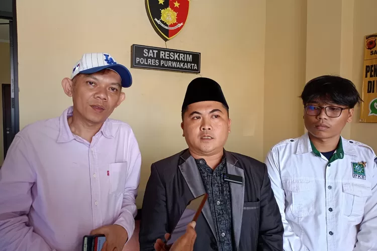 Sekretaris DPC PKB Purwakarta didampingi pengurus PKB usai membuat laporan polisi di Polres Purwakarta, Rabu, 7 Agustus 2024. (Ist)