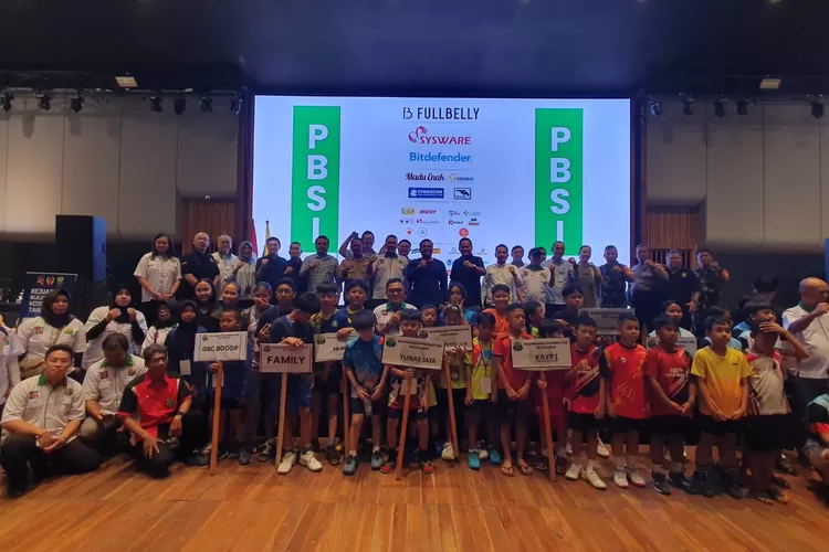 Foto bersama para atlet yang mengikuti turnamen Kejurkot 2024 yang diselenggarakan PBSI Kota Bogor. 