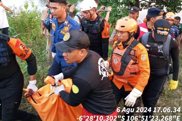Tim SAR gabungan mengevakuasi jenazah korban tenggelam di Situ Citatah, Cibinong, Kabupaten Bogor. (BPBD)