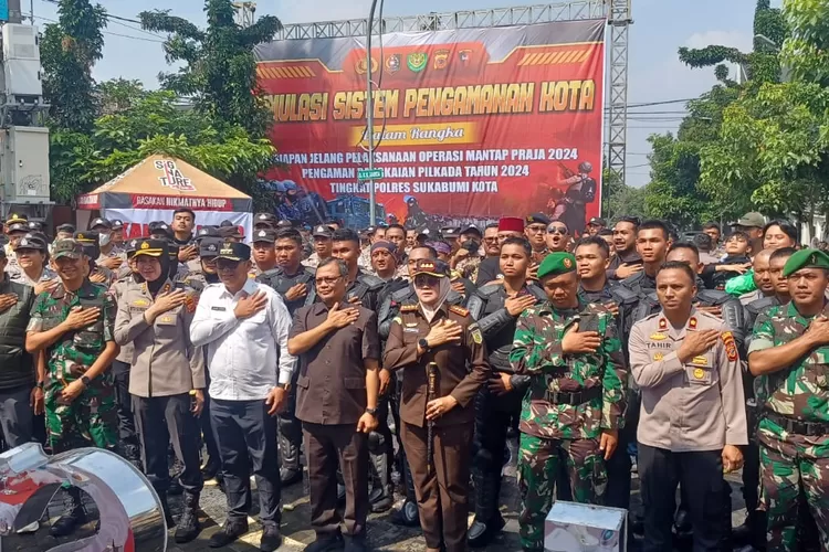 personil gabungan Polri, TNI terdiri dari Satuan Brigadir Mobil Daerah (Satbrimoda), Jajaran Polres Sukabumi Kota dan Polsek, Jajaran Kodim dan Koramil diterjunkan dalam simulasi sistem pengamanan kota (Satiri)