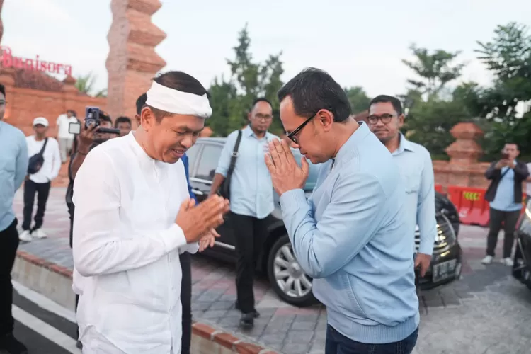 Mantan Walikota Bogor Bima Arya Sugiarto saat berkunjung ke rumah Kang Dedi Mulyadi (KDM) di Lembur Pakuan Subang, pada Rabu 3 Juli 2024 lalu. (Dok Lembur Pakuan.)