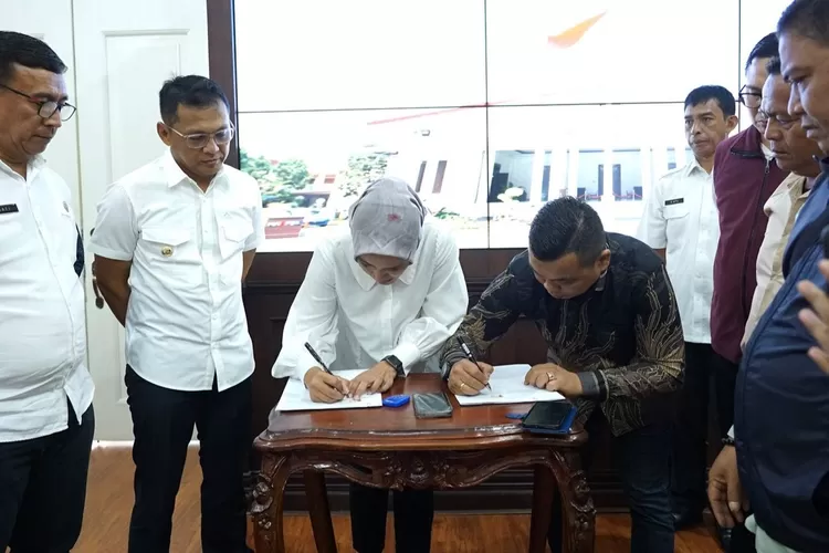 Proses penandatanganan berita acara serah terima pembayaran sebagian hak-hak dari 39 mantan karyawan  PDJT Kota Bogor. 