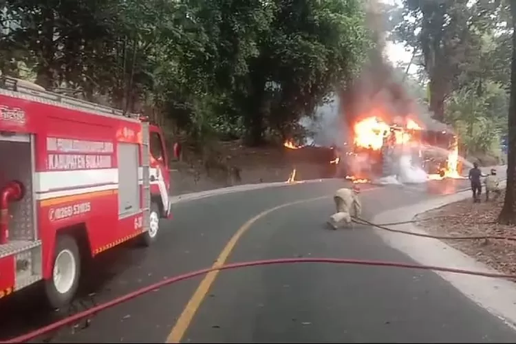 Petugas pemadam kebakaran saat memadamkan Bus MGI Bogor Palabuhanratu yang terbakar di Jalan Raya Cibadak (Satiri)