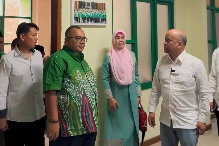 Bakal calon gubernur Jabar Ilham Habibie saat berkunjung ke kantor DPW PPP Jabar, Kamis, 8 Agustus 2024 (Instagram @petigajabar.official)