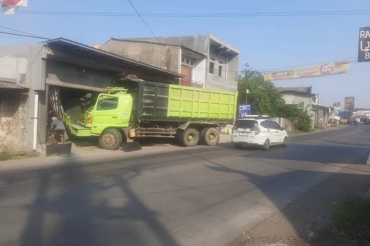 Truk pengangkut pasir silika tabrak ruko milik warga di Jalan Raya Tlajung Udik, Kecamatan Gunungputri, Kabupaten Bogor, Jumat, 9 Agustus 2024. (Polres Bogor)